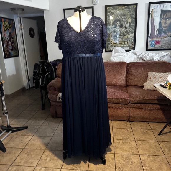 Dresses & Skirts - Elegant Navy Lace Maxi Dress
